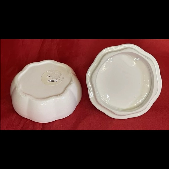 Adorable Pink Pig & Piglets Porcelain
Trinket Box - Vintage Cute! - Picture 9 of 10